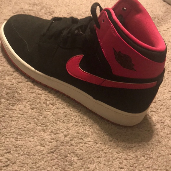 I am selling a pair of Jordan’s. - Picture 4 of 7